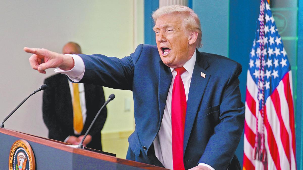 Trump renueva sus ataques contra la Corte Suprema y promete más aranceles y licencias