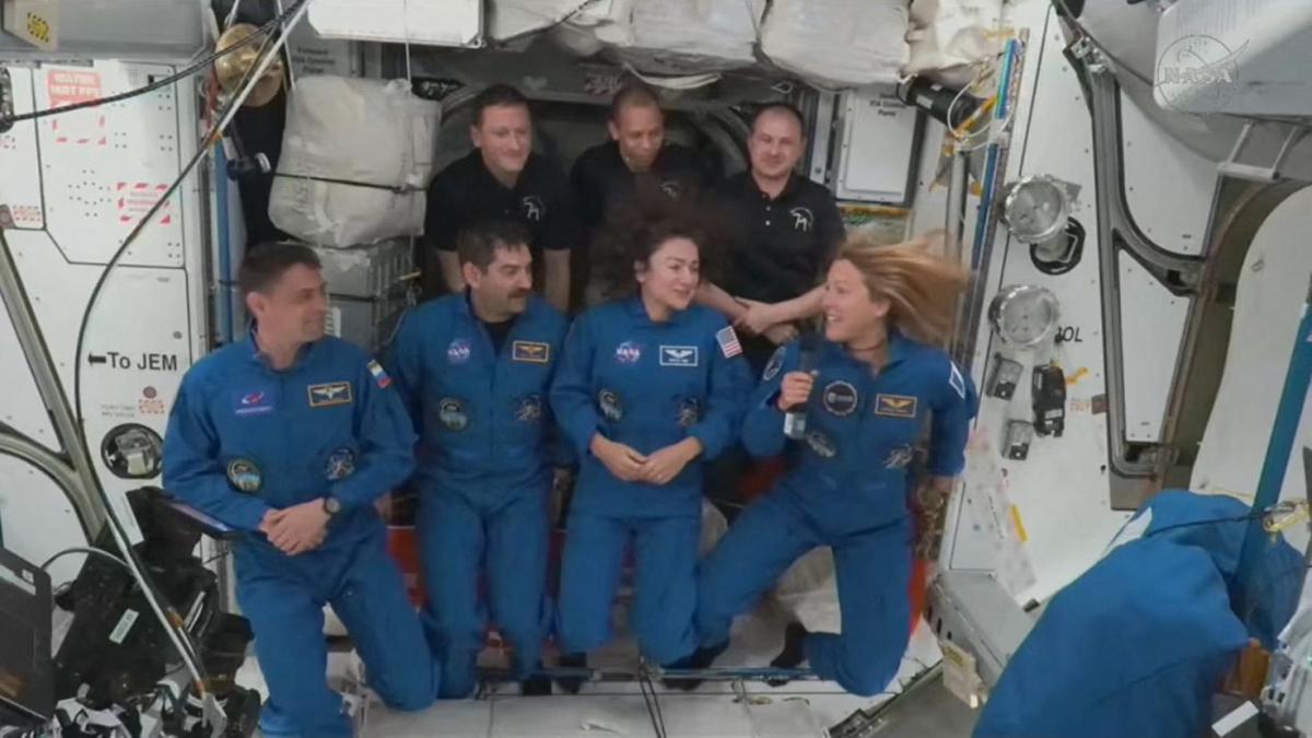 Cuatro astronautas llegan a la EEI tras evacuación médica