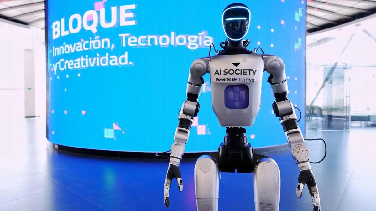 Presenta Felipe Macías al androide Sara, creado por B-Drive, empresa queretana