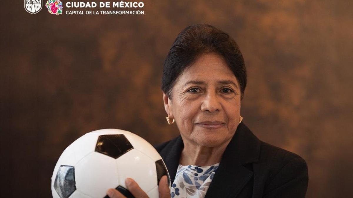 Clara Brugada reconoce a las mujeres futbolistas que abrieron camino