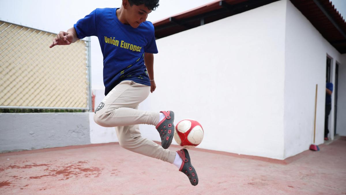 Niños migrantes se preparan para jugar su propio Mundial de fútbol en México