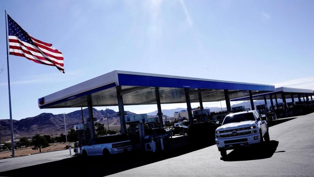 Alza del precio de la gasolina en EU afecta más a las rentas bajas