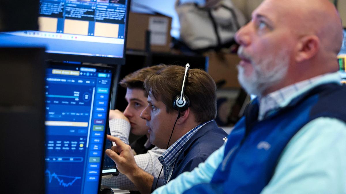 Wall Street negocia con tono mixto en mercado atento a Oriente Medio