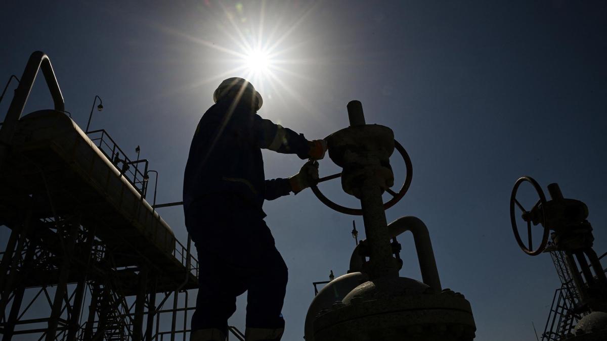 Precios del petróleo tocan máximo de seis semanas por escalada en conflicto de Oriente Medio