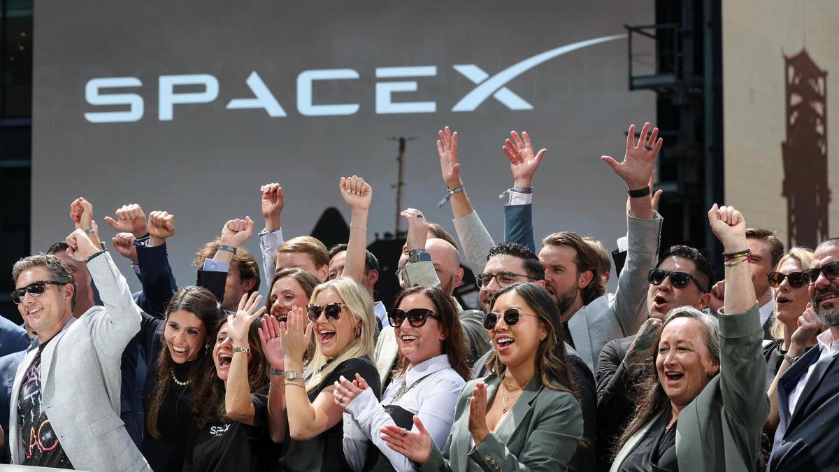 SpaceX cierra su primer día en Wall Street con alza de 19%