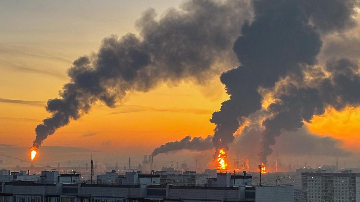 Ucrania asegura haber atacado la mayor refinería de petróleo de Rusia