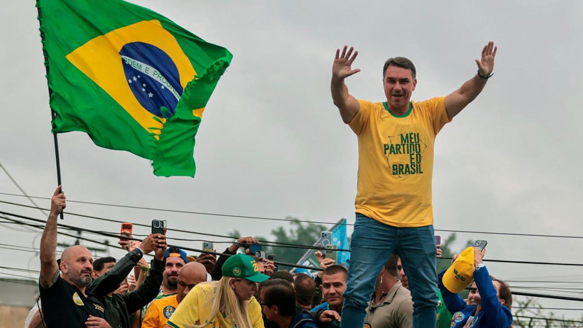¿Qué impulsó a Flávio Bolsonaro a ser el favorito a la presidencia de Brasil?