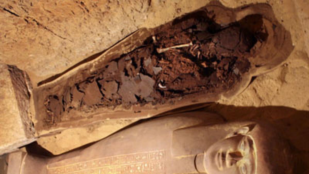 Hallan tumba con 30 momias en Egipto