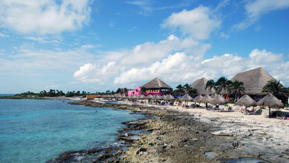 Sheinbaum llama a atender necesidades de Mahahual antes de construir parque acuático