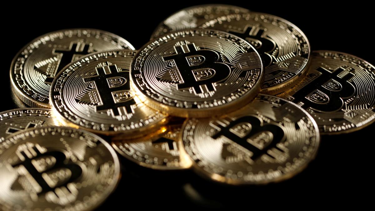Bitcoin sigue cayendo; baja de 90,000 dólares