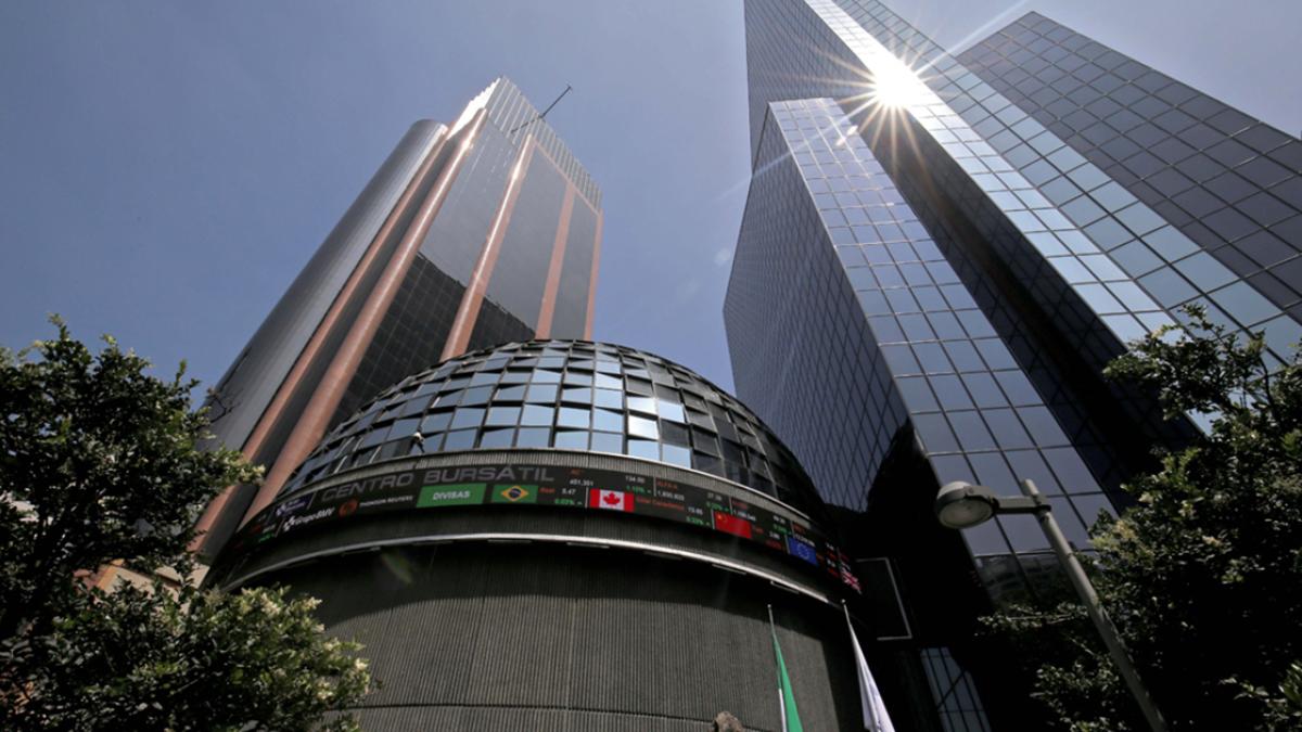 BMV cierra con ganancias y marca máximo histórico