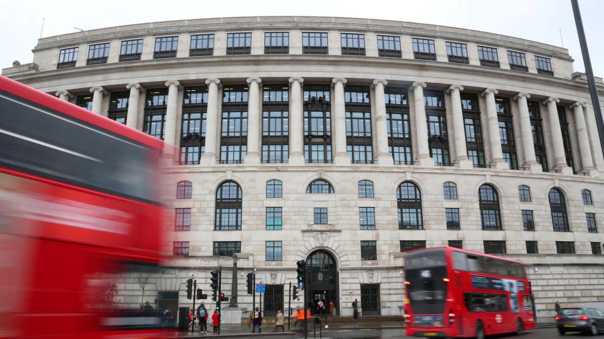 Economía británica recupera algo de crecimiento mientras Burnham se prepara para asumir el poder