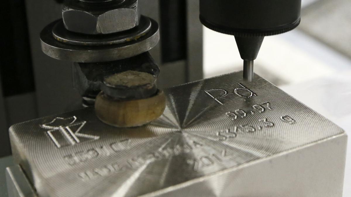 Oro, plata, platino y paladio tocan récords en la apertura por la debilidad del dólar