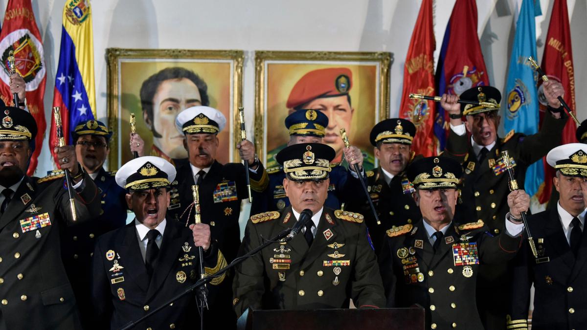 Presidenta de Venezuela destituye a Vladimir Padrino como ministro de Defensa