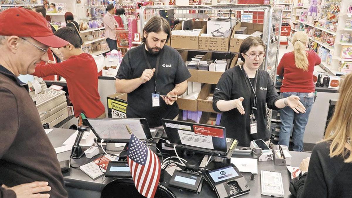 Inflación preocupa; confianza de los consumidores de EU se modera
