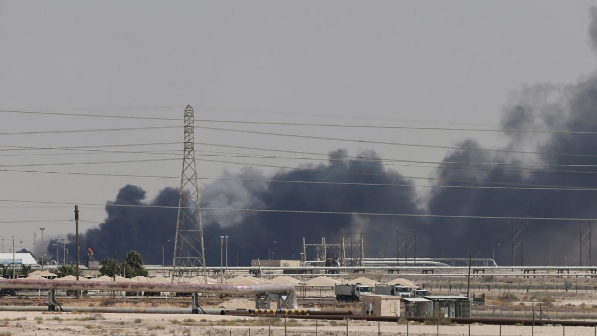 Crudo al alza tras ataques de Irán a instalaciones energéticas