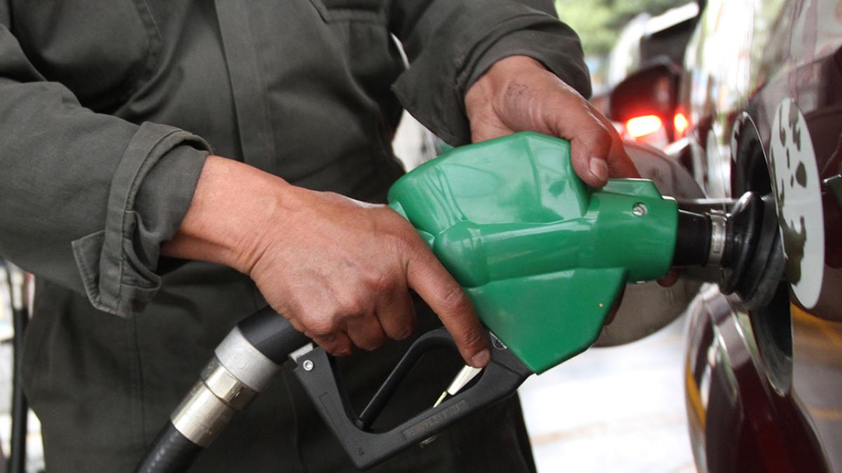 Gasolina Premium ya es más cara que el diésel en México; está a 28.49 pesos por litro