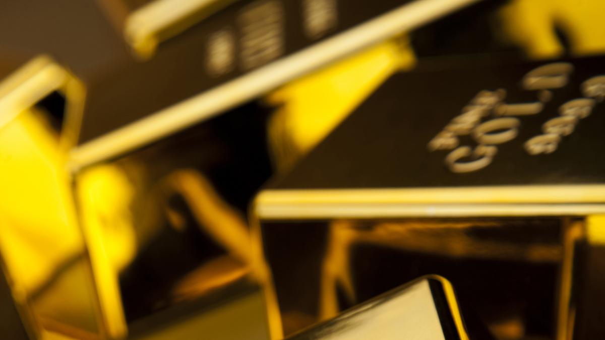 El precio del oro pierde casi 2% ante la fortaleza del dólar