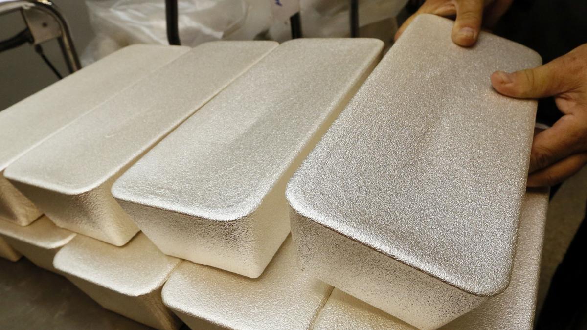 La plata sube a 65 dólares por primera vez en la historia; oro, platino y paladio también brillan