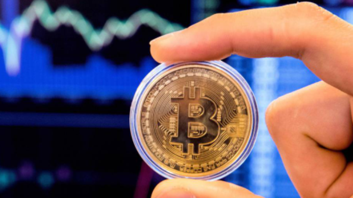 El Salvador compra más bitcoins ante caída del precio de la criptomoneda