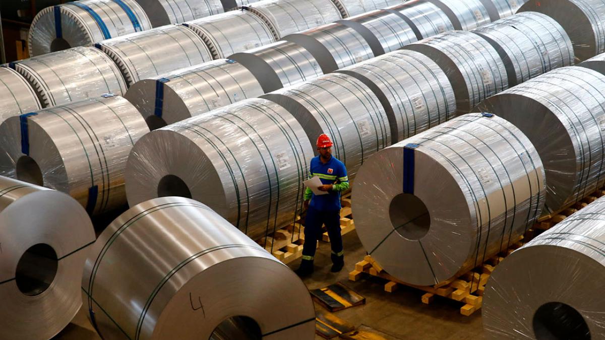 Aluminio cae 1.2% y toca mínimo semanal; rutas marítimas alternativas aportan alivio