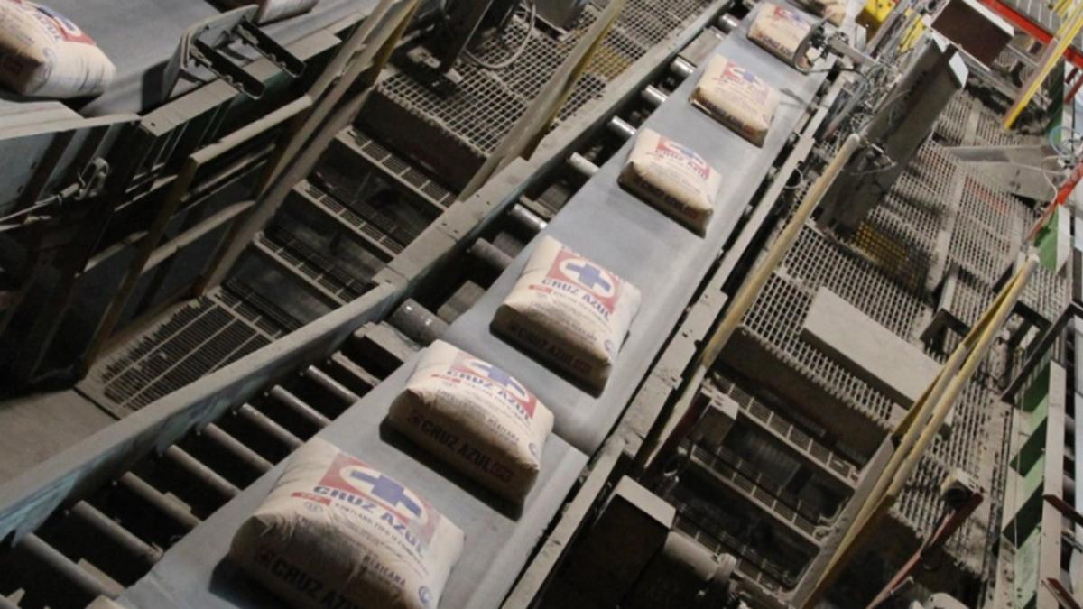 Víctor Velázquez anuncia que Cruz Azul recuperó la planta de cemento en Tula tras operativo judicial