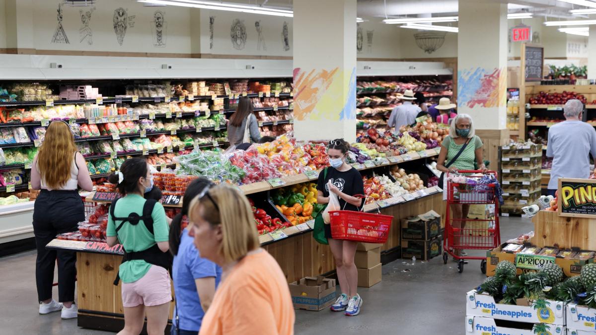 Confianza de los consumidores de EU cayó en abril; toca su nivel más bajo en casi cuatro años