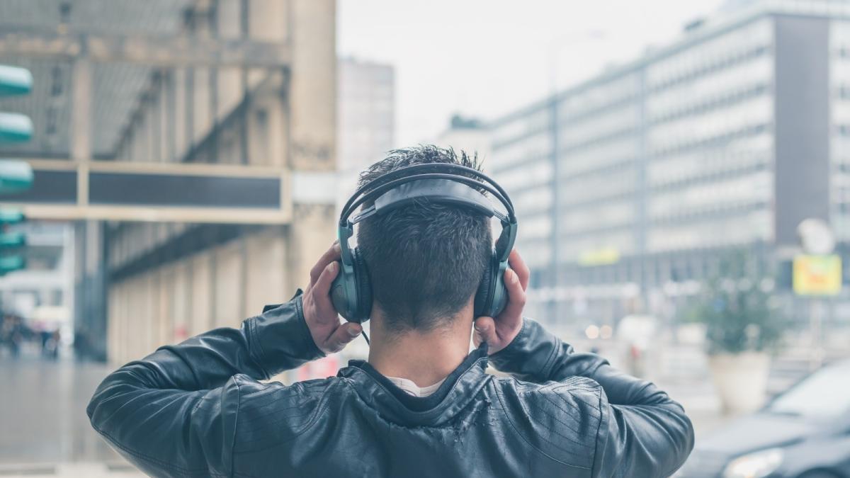 ¿Te pueden prohibir escuchar música para trabajar?