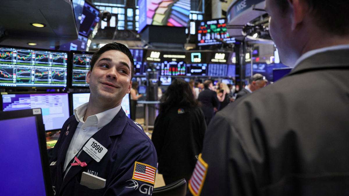 Wall Street sube tras suspensión de ataques de Estados Unidos contra Irán