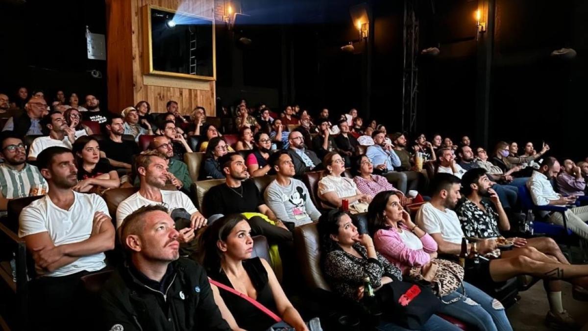 Netflix asegura que compra de Warner Bros. Discovery se traducirá en más estrenos en salas de cine