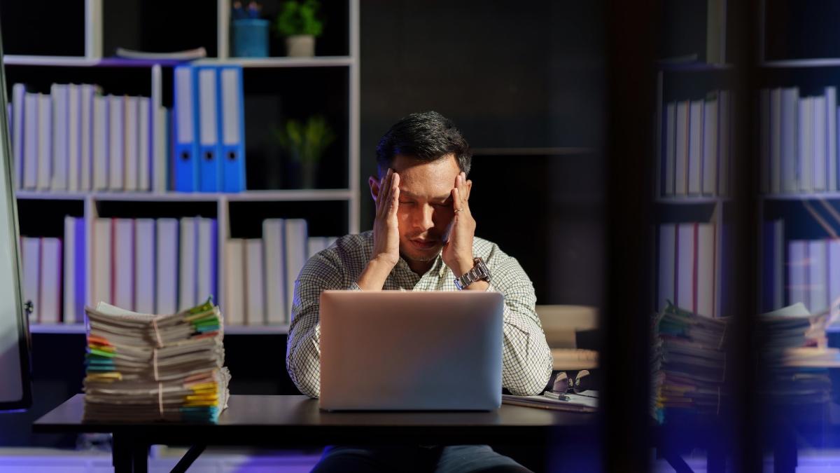 Trabajadores con jornadas extensas experimentan más estrés laboral