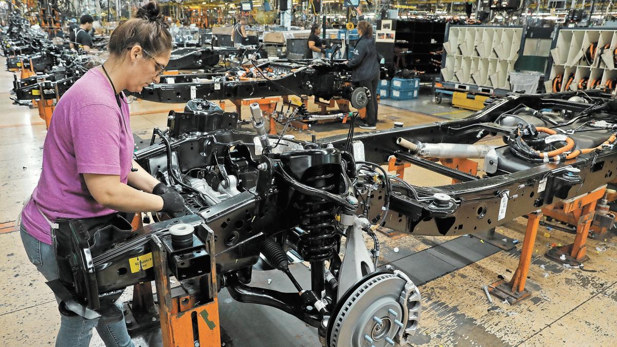 Actividad empresarial EU se recupera en abril; guerra con Irán impulsa los precios
