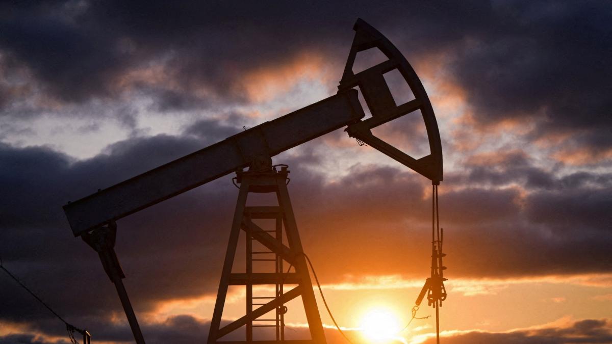 Oil rises up to 87 cents due to lower OPEC supply and decrease in reserves in the US