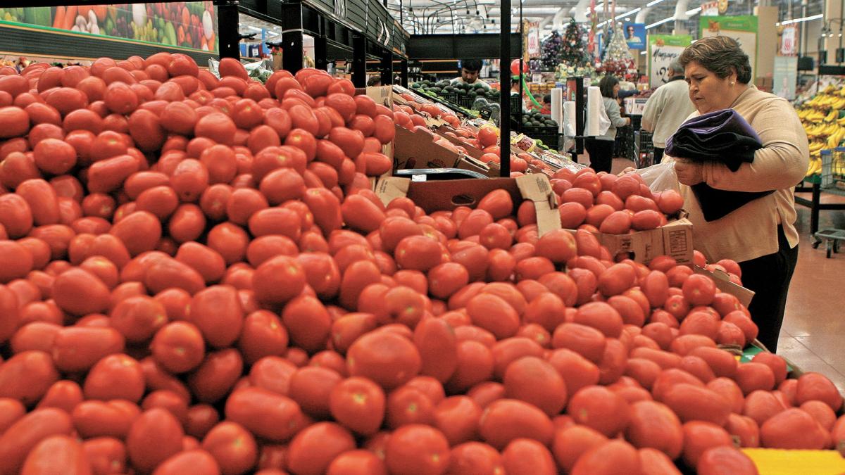 Si el precio del jitomate sube, ¿por qué Walmart lo vende más barato?