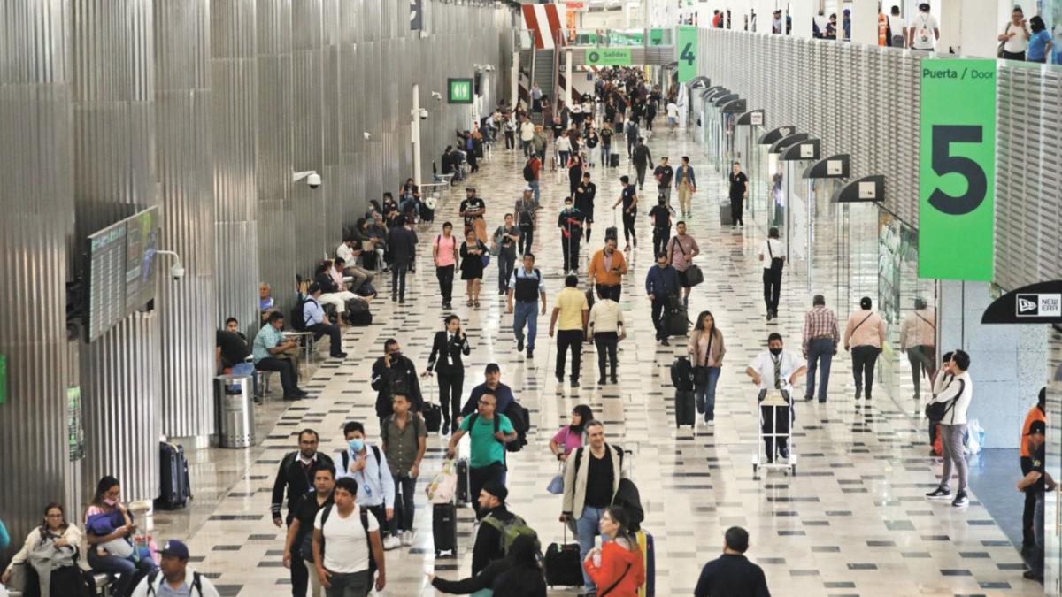 Retroceden llegadas de visitantes vía aérea en 2025