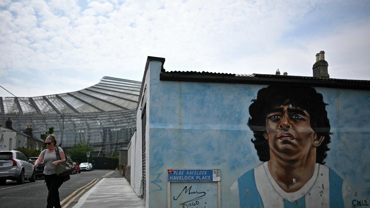 Hija de Maradona acusa abandono médico en juicio por la muerte del astro