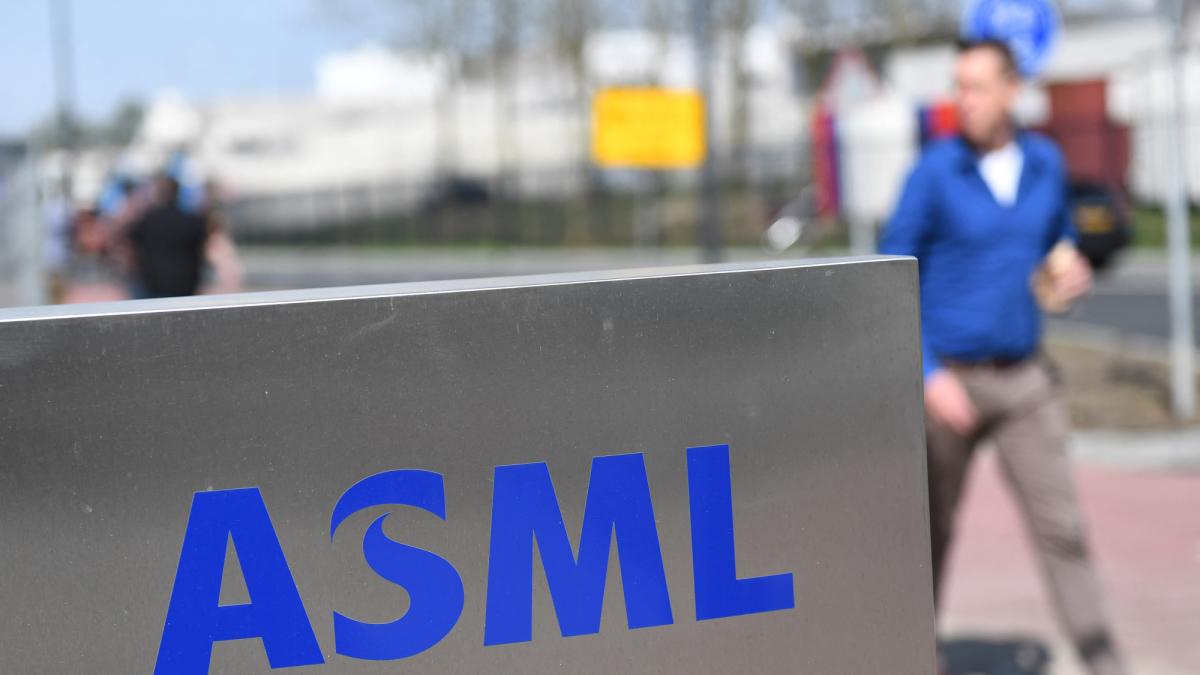 ASML supera previsiones de pedidos ante demanda de chips para IA; despedirá a 1,700 empleados