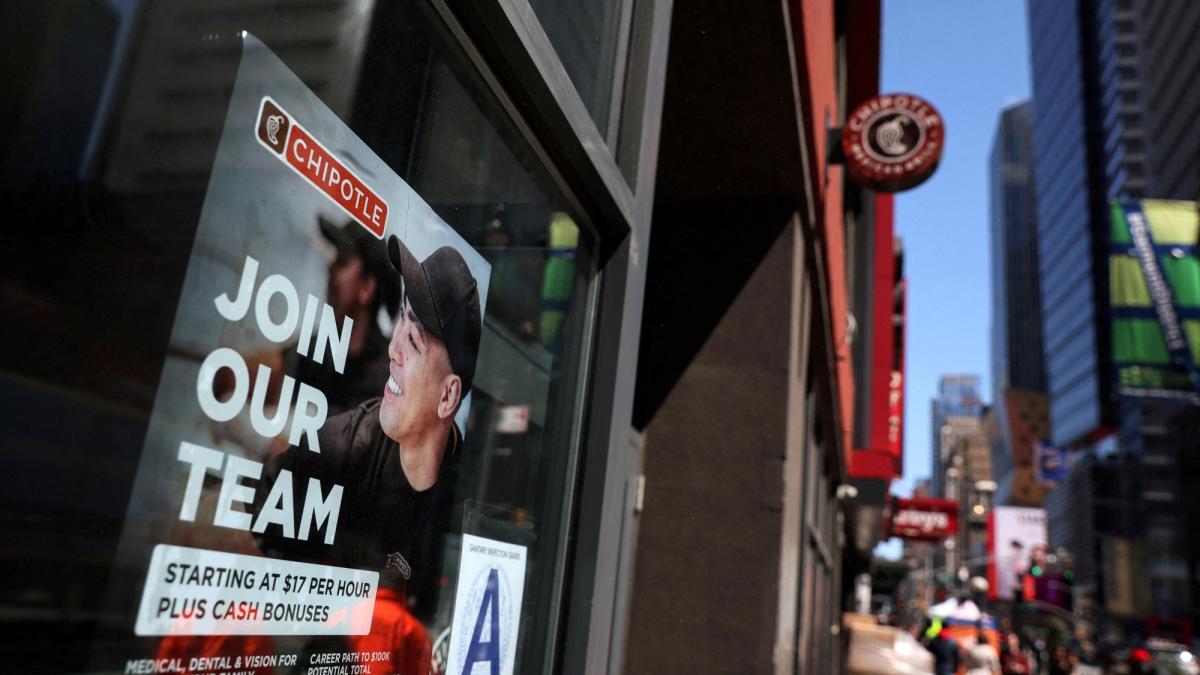 Las solicitudes semanales de subsidio por desempleo en EU disminuyen