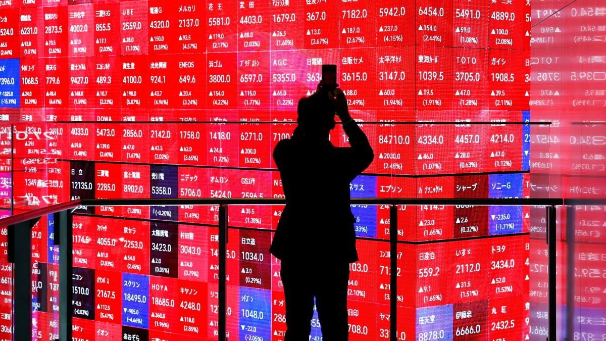 Bolsas asiáticas se desploman mientras el petróleo supera los 100 dólares