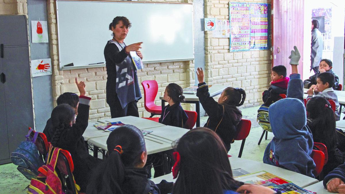 Producción de uniformes aumentará 40% por regreso a clases en Puebla