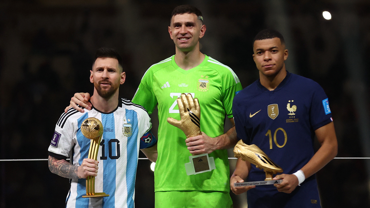 Lionel Messi recibe el Balón de Oro del Mundial de Qatar 2022