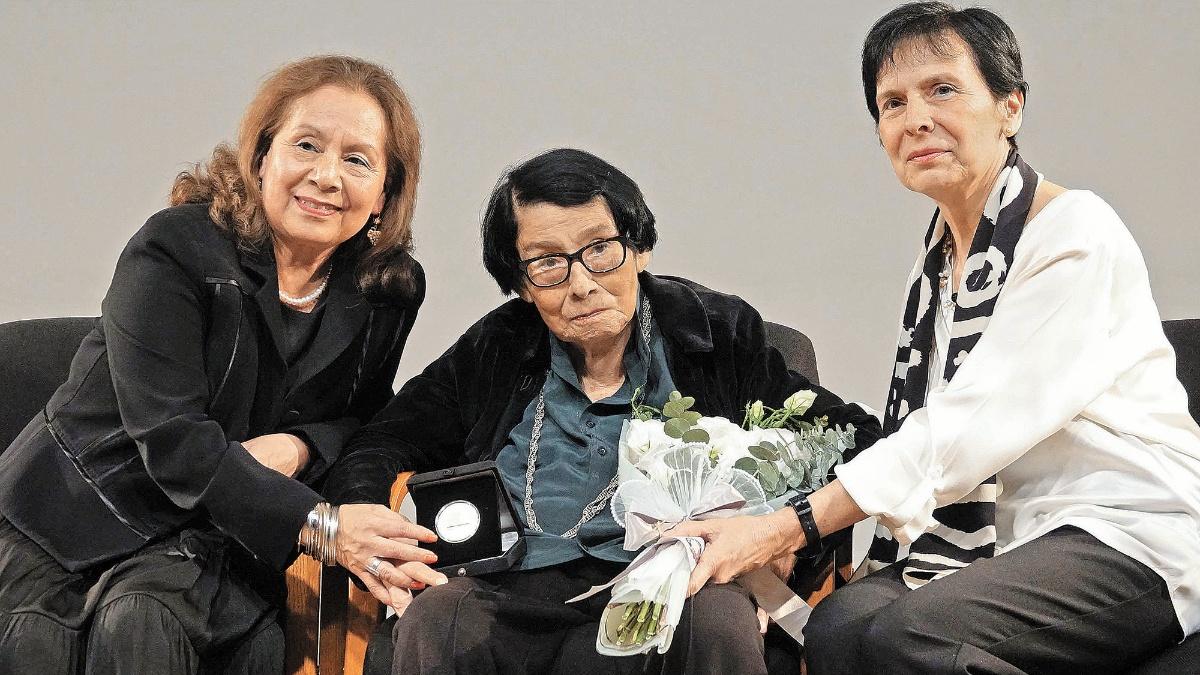 Medalla de Oro a María Lagunes, creadora de su propio universo