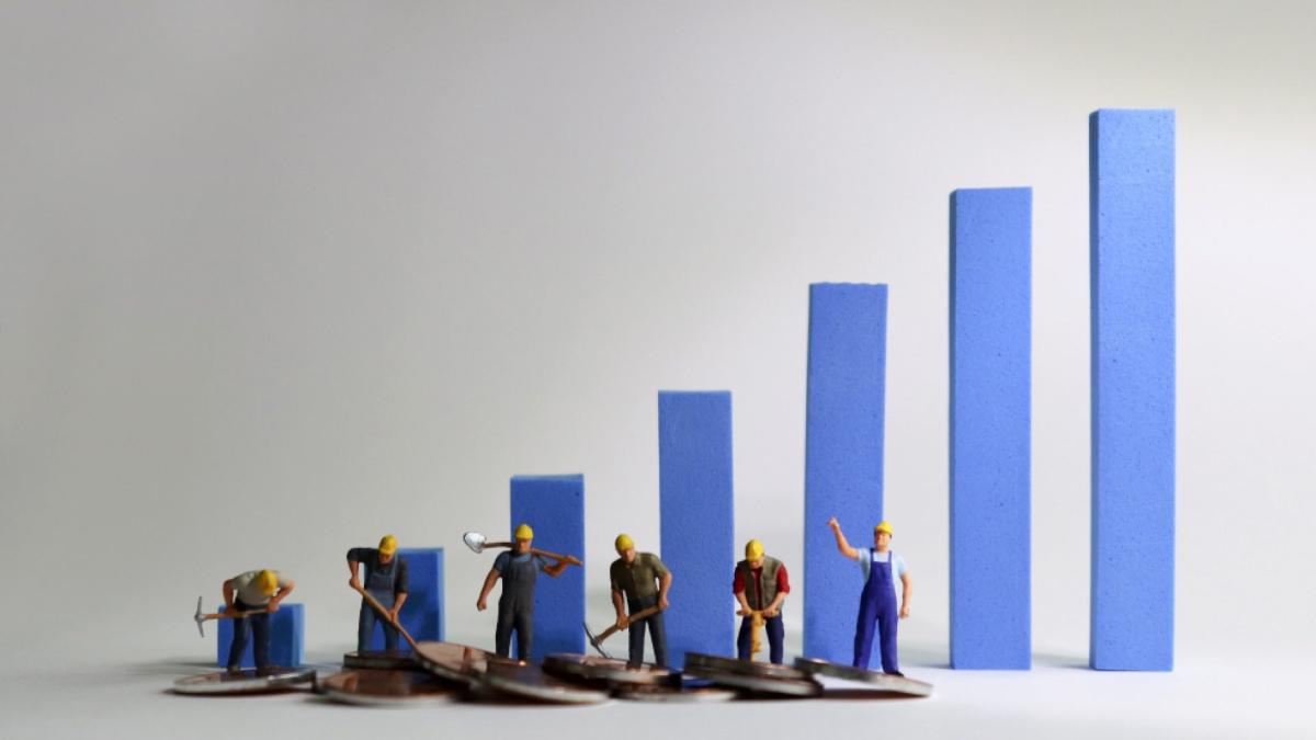 How much do companies project salary increases in 2025?