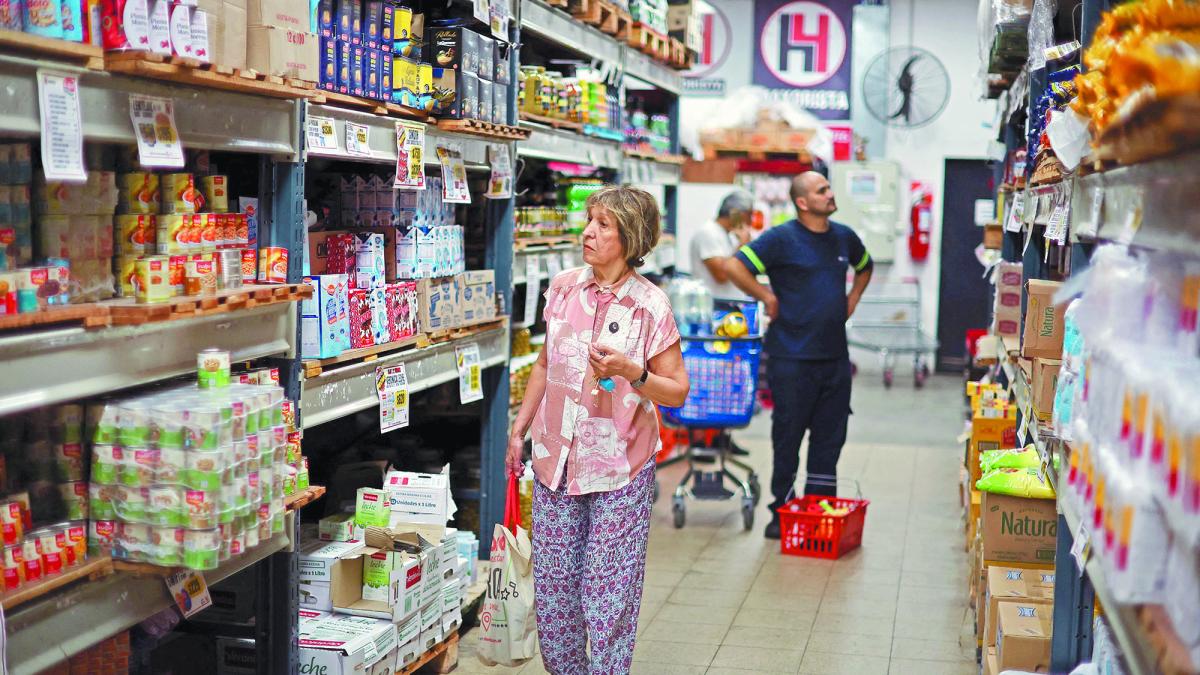 Inflación en Argentina baja por primera vez en 11 meses; Milei celebra dato pese a shock externo