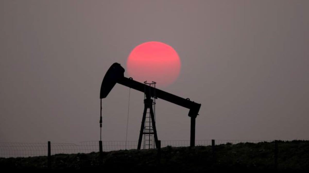 Petróleo sube 4% tras plan de reservas de la AIE; Irán espera que el barril alcance los 200 dólares