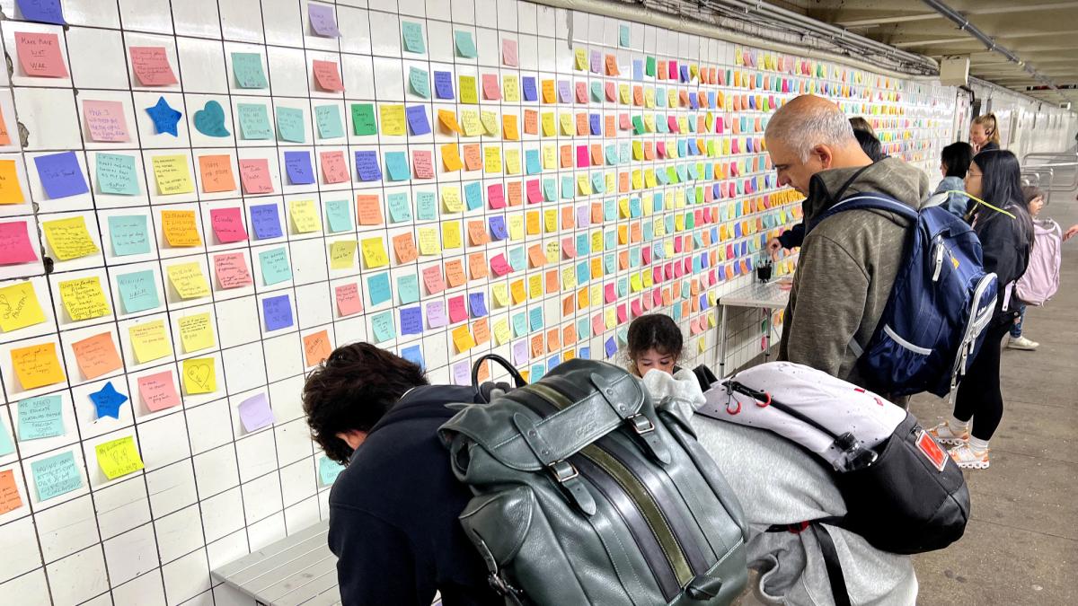 "be kinder", "Are they going to deport me?": The "therapy" post-election with post-its from New Yorkers