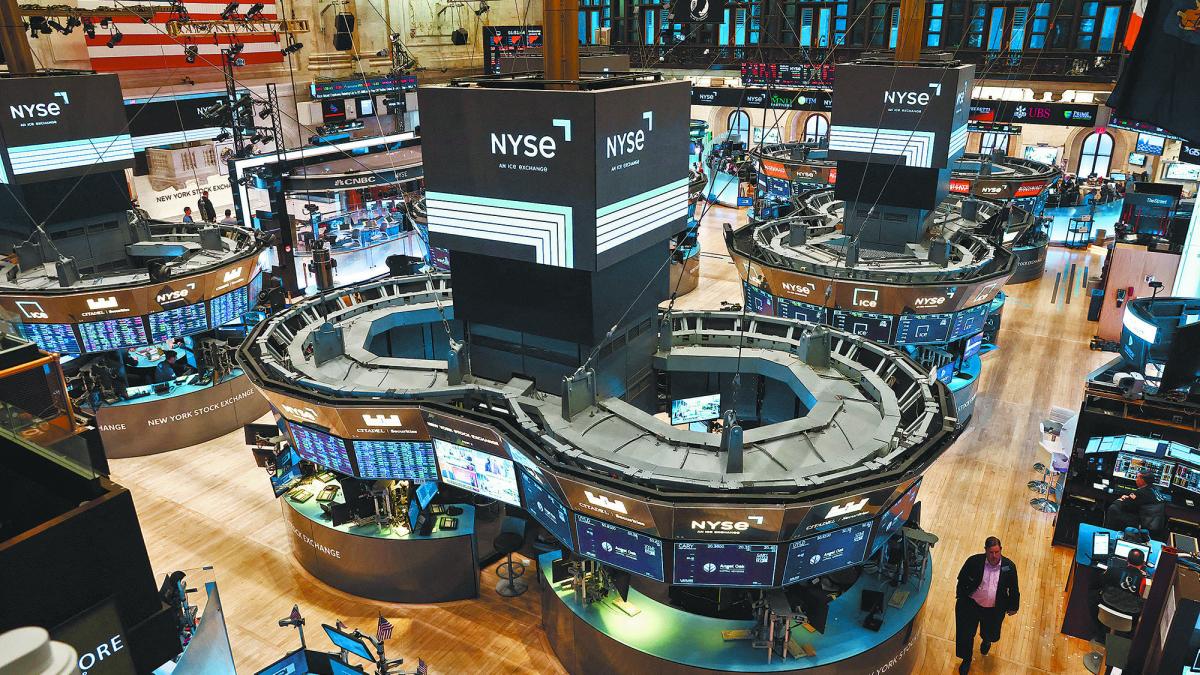 Wall Street cierra con pérdidas; continúa presión sobre sector de tecnología