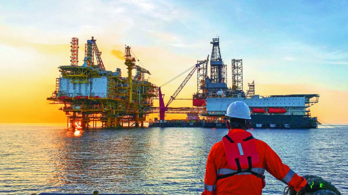 Precios del petróleo cierran semana con ligeras alzas por tensiones geopolíticas