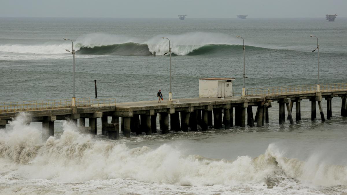 Peru closes 91 ports and recreational beaches due to strong waves on its coast