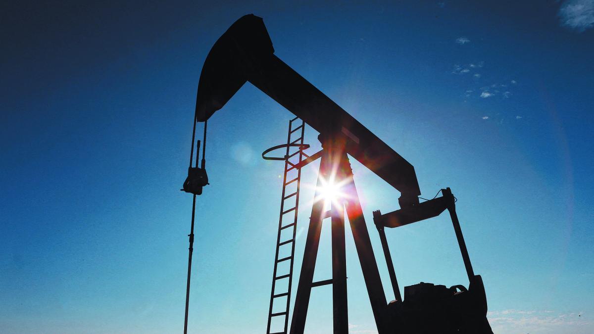 Precios del petróleo caen, aunque se mantienen lejos de niveles previos a la guerra en Oriente Medio